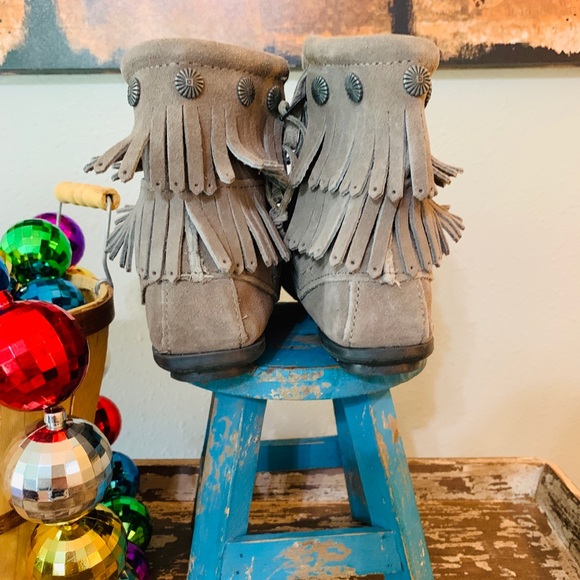 BUCKLE MINNETONKA Gray Suede Fringe Boots EUC 7 - Picture 4 of 7